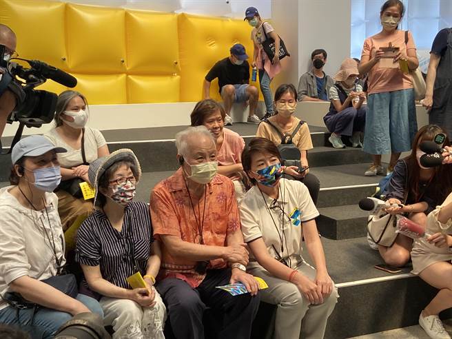 台北市副市长黄珊珊（右白衣者）今担任城市博览会一日导览员，带领亲民党前副主席张昭雄（中）参观。（陈薏云摄）