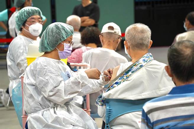 屏县开设速打站，催出长者第四剂打气。(屏县府提供)