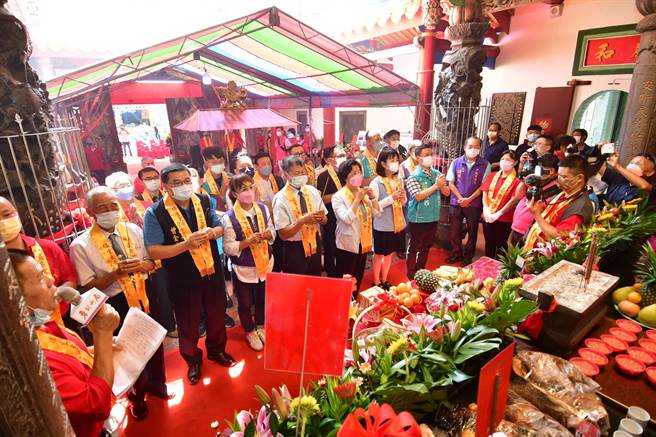 彰化县政府向文化部争取近3000万修復经费，歷经3年终于在27日竣工，27日上午办理入火安座仪式，县长王惠美特别现身与地方仕绅一同团拜。(吴建辉)