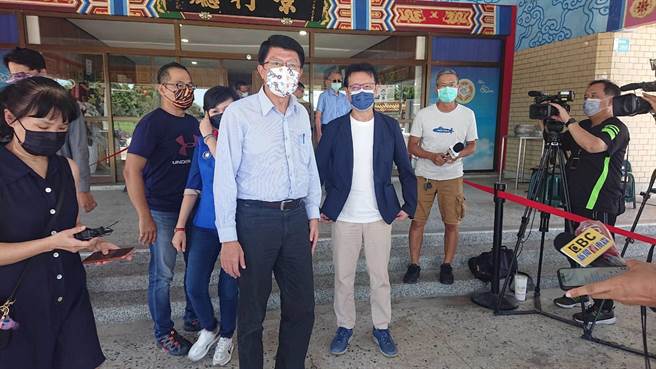 国民党台南市长谢龙介（淡色衬衫者）与中广董事长赵少康（深蓝外套者）一起到台南市立殡仪馆为殉职警捻香，并慰问家属。（程炳璋摄）