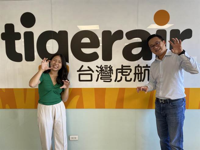 《小小厨神美国版》冠军得主Liya（左）随父母返台探亲，在台湾虎航董事长陈汉铭（右）邀约下，设计了2道全新机上餐。（陈佑诚摄）