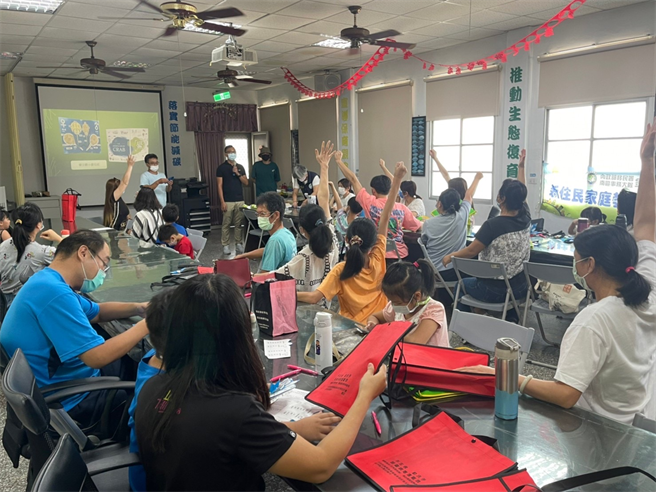 有奖抢答让大、小朋友对这种披着一身盔甲，经常一公一母成对出现，被称为「夫妻鱼」的野生动物有了更多认识。（移民署提供）