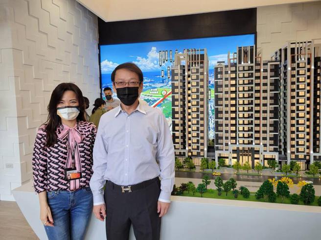 （城扬首席副总经理陈静仪(左)与广诚国际董事长董上裕(右)，27日介绍地上权住宅「城扬大家」。图／顏瑞田）
