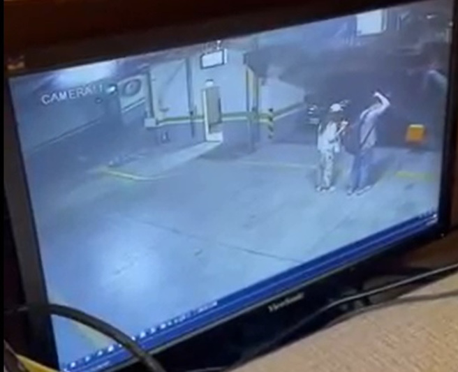 男子和老婆在娘家吃完饭后，在机械车位前取车时，爱车竟「重重摔落」，他见状直搔头傻眼了。（翻摄自脸书爆料公社）