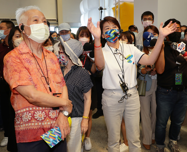 台北市长参选人黄珊珊（右）27日出席城市博览会，并且亲自为前来参观的亲民党副主席张昭雄（左）导览。（季志翔摄）