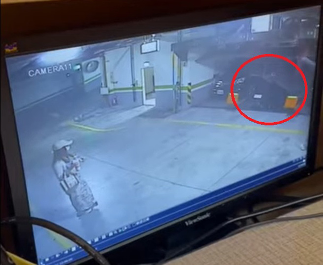 男子见机械动作先是缓缓往上后，随即直接掉落地下层，爱车也因此斜一边卡住。（翻摄自脸书爆料公社）