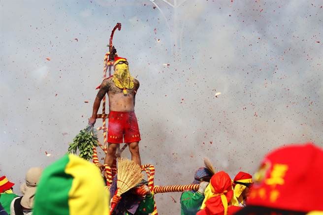 国定古蹟嘉义城隍庙每年农历8月初一举办「城隍夜巡．夯枷解厄」，今年更首度邀请台东玄武堂来嘉「炸寒单」。（吕妍庭摄）