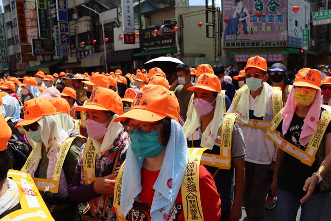 今年同样有数百民眾报名「夯枷」仪式，除跟随遶境，也透过火化疏文与身戴纸夯枷来消灾解厄。（吕妍庭摄）