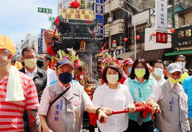 地方盛事首次结合台东炸寒单，拚连任的国民党市长黄敏惠、民进党徵召市长参选人李俊俋也同台抬轿，不过两人同场零互动。（吕妍庭摄）