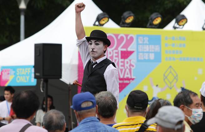 由臺北市政府文化局所主办的《2022臺北街头艺术嘉年华》，以「Be the One」作为活动主题， 8月27日与28日于花博公园圆山园区盛大登场。全系列活动规划30场表演艺术类街头艺人轮番上场演出、26场工艺艺术及视觉艺术类型展演以及8场创意手作工作坊；今年活动更新增「Battle表演区」，鼓励街头艺人们上台即兴切磋，创造最特别的观赏经验。（季志翔摄）