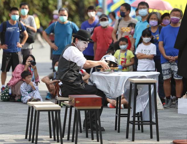 由臺北市政府文化局所主办的《2022臺北街头艺术嘉年华》，以「Be the One」作为活动主题， 8月27日与28日于花博公园圆山园区盛大登场。全系列活动规划30场表演艺术类街头艺人轮番上场演出、26场工艺艺术及视觉艺术类型展演以及8场创意手作工作坊；今年活动更新增「Battle表演区」，鼓励街头艺人们上台即兴切磋，创造最特别的观赏经验。（季志翔摄）