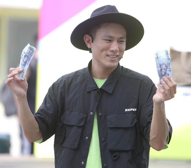 由臺北市政府文化局所主办的《2022臺北街头艺术嘉年华》，以「Be the One」作为活动主题27日盛大登场，图为伟德魔术表演。（季志翔摄）