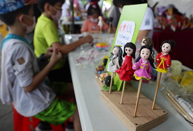 由臺北市政府文化局所主办的《2022臺北街头艺术嘉年华》，以「Be the One」作为活动主题27日盛大登场，图为莲手创艺术工坊。（季志翔摄）