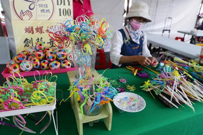 由臺北市政府文化局所主办的《2022臺北街头艺术嘉年华》，以「Be the One」作为活动主题27日盛大登场，图为胡蝶妈妈创意童玩。（季志翔摄）