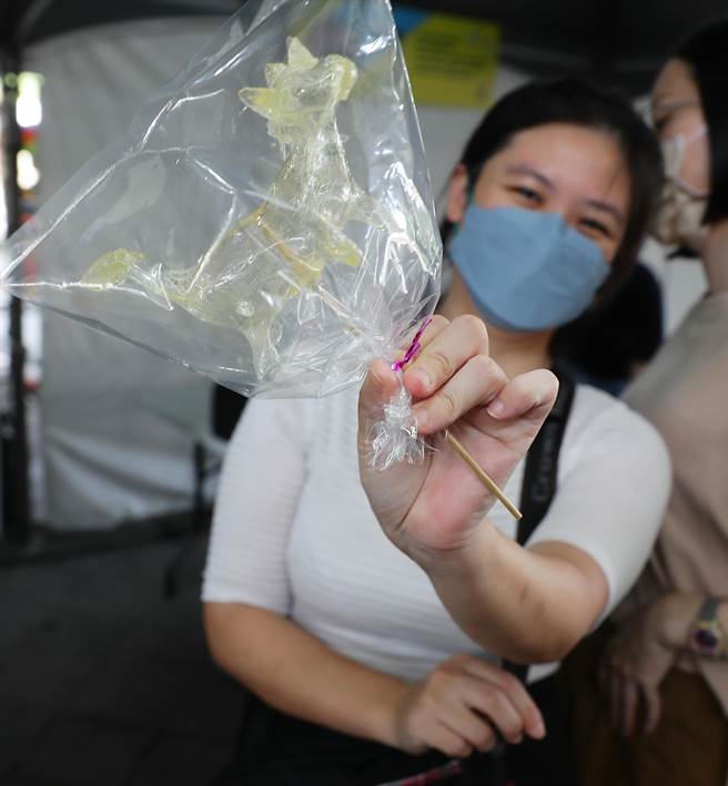 由臺北市政府文化局所主办的《2022臺北街头艺术嘉年华》，以「Be the One」作为活动主题27日盛大登场，图为现代吹糖。（季志翔摄）