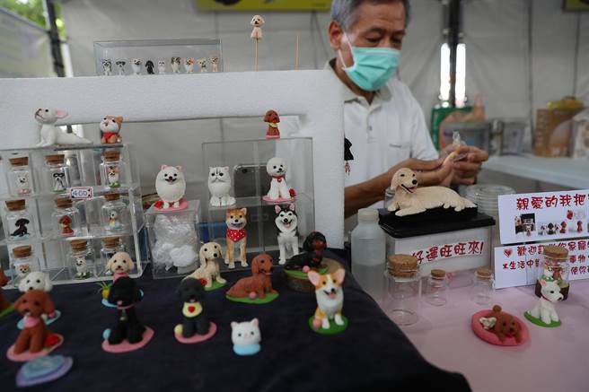 由臺北市政府文化局所主办的《2022臺北街头艺术嘉年华》，以「Be the One」作为活动主题27日盛大登场，图为手作宠物公仔。（季志翔摄）