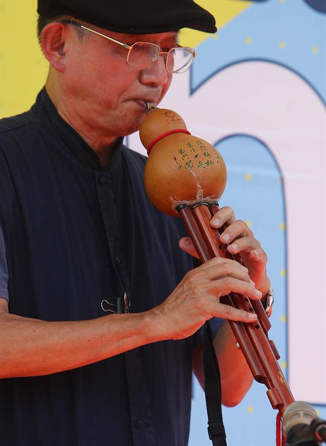 由臺北市政府文化局所主办的《2022臺北街头艺术嘉年华》，以「Be the One」作为活动主题27日盛大登场，图为葫芦丝表演。（季志翔摄）