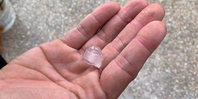 台中突然下起冰雹雨。（图／翻摄自记者爆料网）