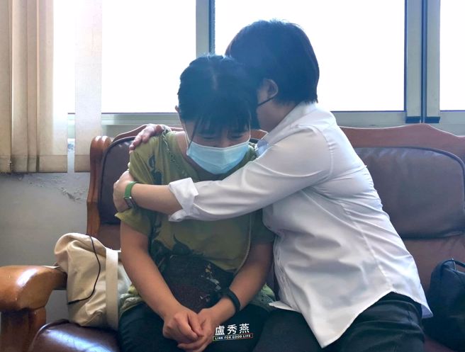 台中市长卢秀燕感谢台中消防、南投消防与民间搜救，让24名市府同仁可以平安回家。（取自卢秀燕脸书）