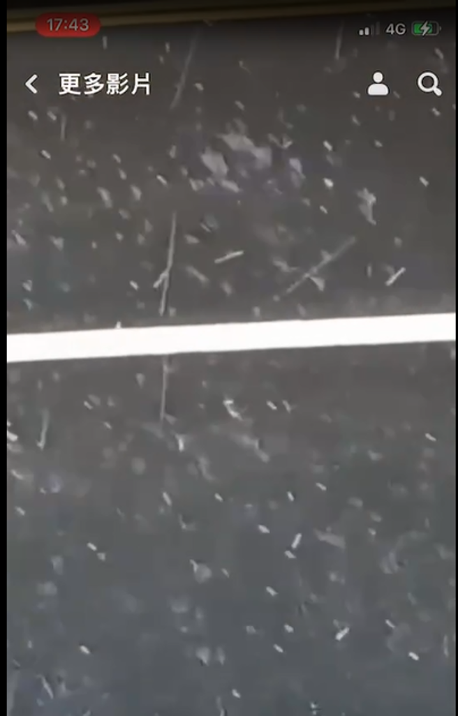  民眾看到突如而来的冰雹雨，忍不住直说「夭寿」。（图／翻摄自记者爆料网）