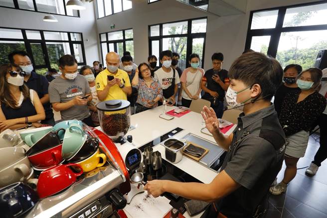 高雄北区指标个案「隆大凤凰冠」全新落成，隆大营建为服务客户，27日特别举办「欢乐家年华」派对活动，邀请已购客回娘家。（柯宗纬翻摄）