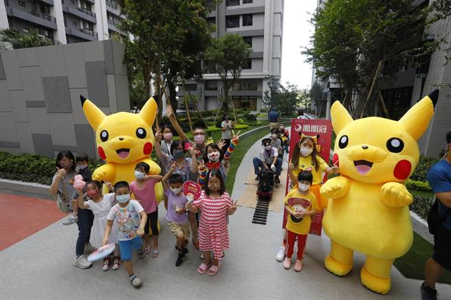 高雄北区指标个案「隆大凤凰冠」全新落成，隆大营建为服务客户，27日特别举办「欢乐家年华」派对活动，邀请已购客回娘家。（柯宗纬翻摄）