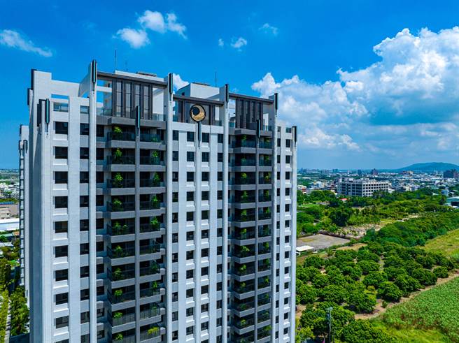 高雄北区指标个案「隆大凤凰冠」全新落成。（柯宗纬翻摄）