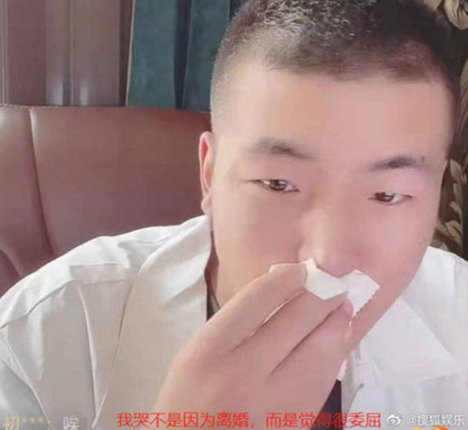 李菁菁小21岁的老公刘振在直播自曝两人已离婚，他将面临人财两空的窘境。(图/ 摘自微博)