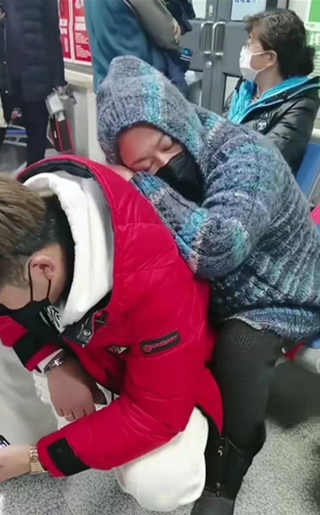 过去李菁菁罹癌在医院瘫睡老公背上照片惹怜，一度引起热议。(图/ 摘自抖音)