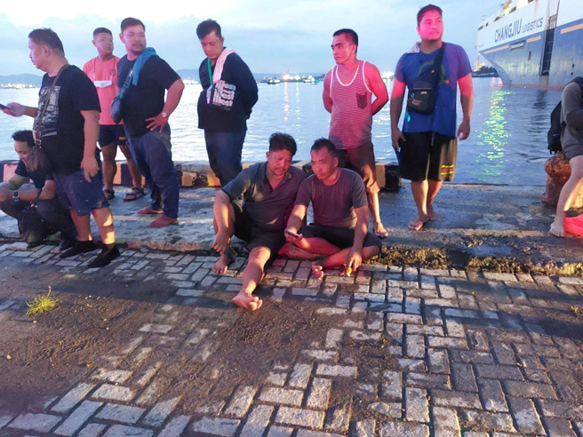 靠着海巡团队以及周围船只的帮忙，迅速救起大部分的乘客，直至晚上9点才完全扑灭火势。 (图/路透社) 