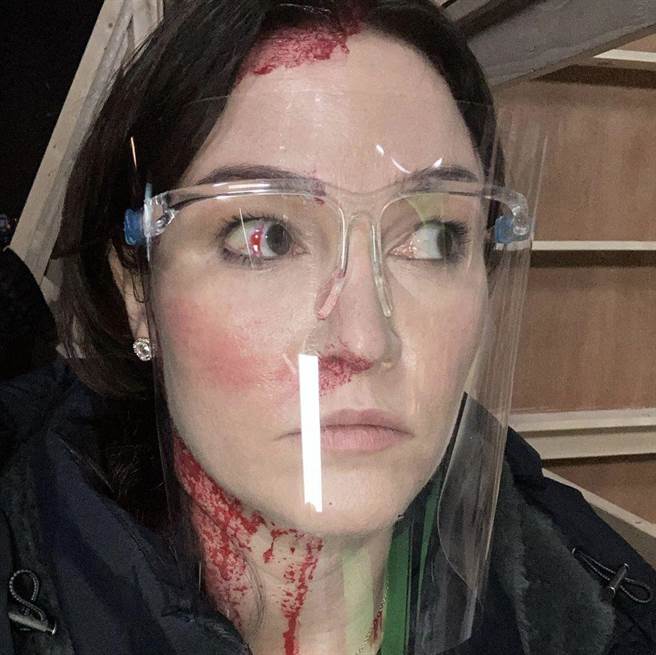 茱莉亚在片场大部分时间都戴着面罩防疫。（摘自missjuliastiles IG）