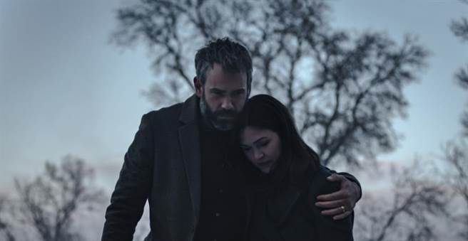 茱莉亚（右）一度将片中老公罗希夫误认为小偷，是拍片防疫的小插曲。（摘自IMDB）