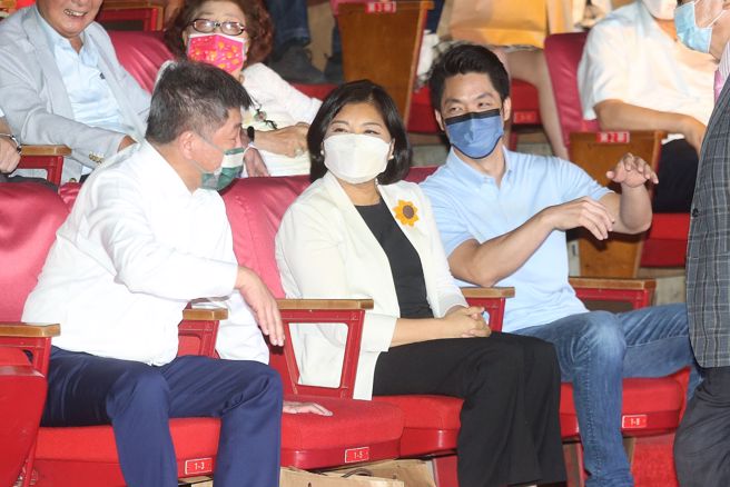 云林同乡会26日举办2022年首都云林之夜公益演，民进党台北市长参选人陈时中到场时主动向市长柯文哲及国民党台北市长参选人蒋万安打招呼。（杜宜谙摄）