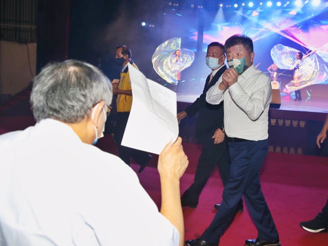 云林同乡会26日举办2022年首都云林之夜公益演，民进党台北市长参选人陈时中到场时主动向市长柯文哲及国民党台北市长参选人蒋万安打招呼。（杜宜谙摄）