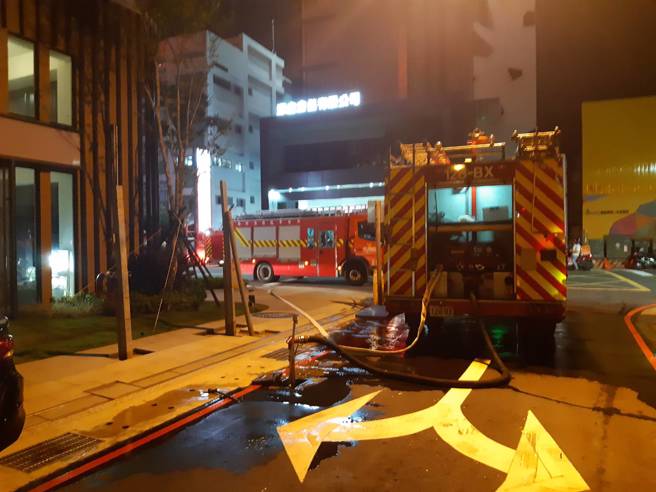 新北市三重1处工地大楼，「9至10楼全面燃烧」消防人员登云梯车灌救。（新北消防局提供）