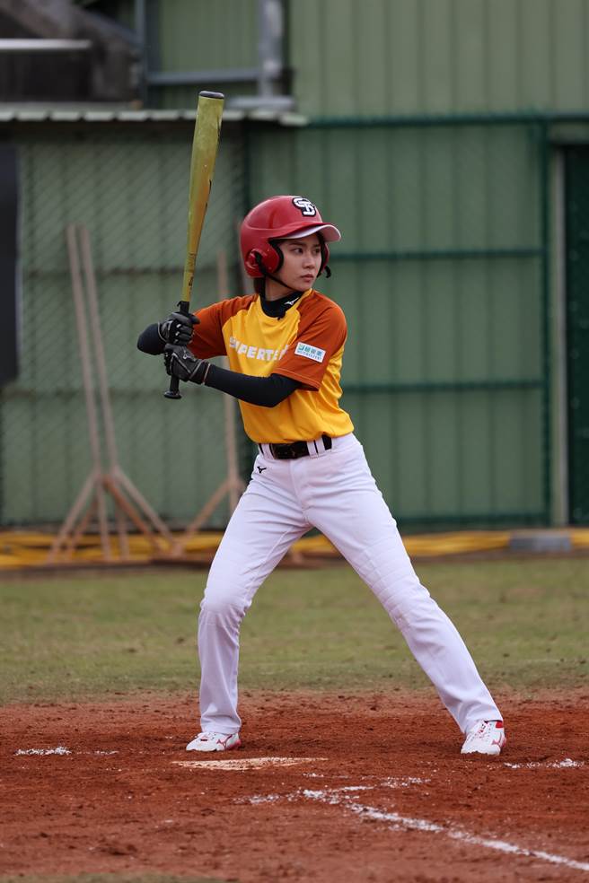 姜巧文击出首支安打。（巨宸、民视提供）