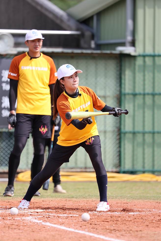 姜巧文魅力连对战的国小生都爱。（巨宸、民视提供）