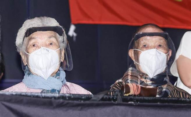 赵传年逾90岁的爸妈今晚到场支持。（罗永铭摄）