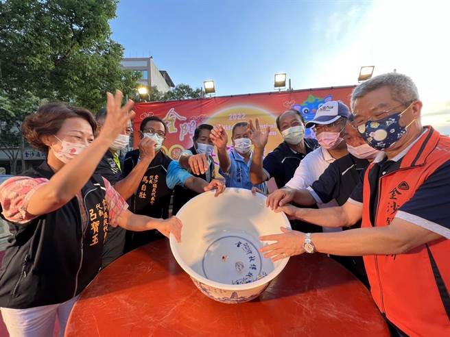 「金门中秋博状元饼」年度大戏之一「乡镇博饼赛」今天在5乡镇同步登场之一。（县府观光处提供）