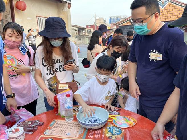 「金门中秋博状元饼」年度大戏之一「乡镇博饼赛」今天在5乡镇同步登场之二。（县府观光处提供）