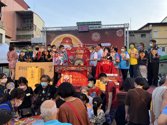 「金门中秋博状元饼」年度大戏之一「乡镇博饼赛」今天在5乡镇同步登场之三。（县府观光处提供）