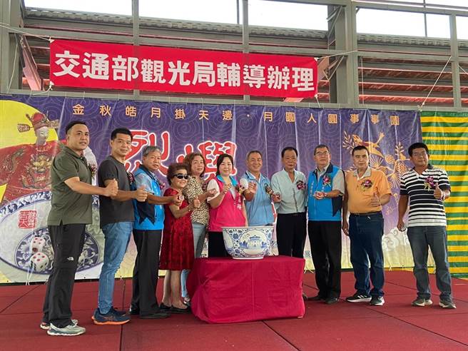 「金门中秋博状元饼」年度大戏之一「乡镇博饼赛」今天在5乡镇同步登场之四。（县府观光处提供）