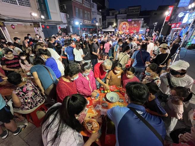 「金门中秋博状元饼」年度大戏之一「乡镇博饼赛」今天在5乡镇同步登场之五。（县府观光处提供）