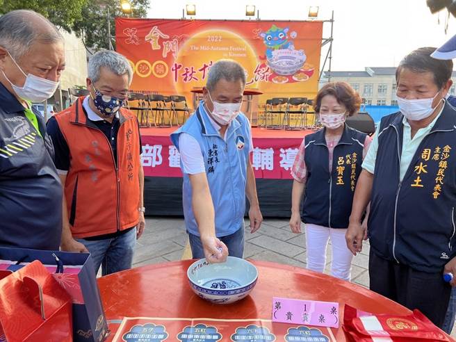 「金门中秋博状元饼」年度大戏之一「乡镇博饼赛」今天在5乡镇同步登场之六。（县府观光处提供）