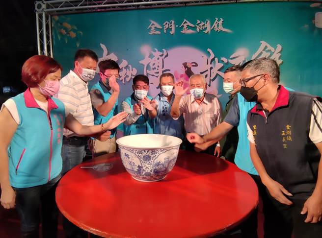 「金门中秋博状元饼」年度大戏之一「乡镇博饼赛」今天在5乡镇同步登场之八。（县府观光处提供）