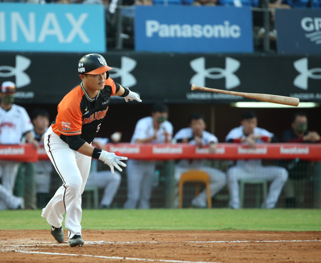 统一狮老将胡金龙在3局上敲安打回超前分。（陈怡诚摄）