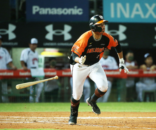 统一狮潘杰楷敲出2分炮。（陈怡诚摄）