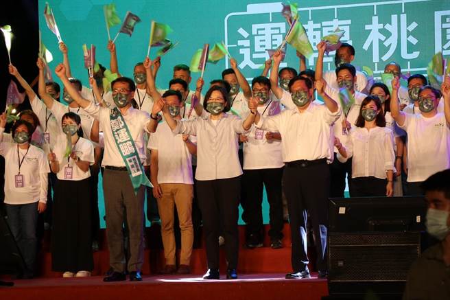 民进党桃园市长参选人郑运鹏成立杨梅区后援会，蔡英文总统、桃园市长郑文灿与同党市议员、议员参选人都到场支持。（蔡明亘摄）