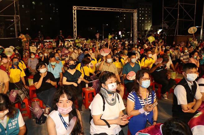 郑运鹏杨梅区后援会成立大会现场超过3千人到场支持。（蔡明亘摄）