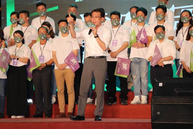 郑运鹏向杨梅民眾喊话，让他担任市长，让桃园市长郑文灿进行政院、进总统府。（蔡明亘摄）